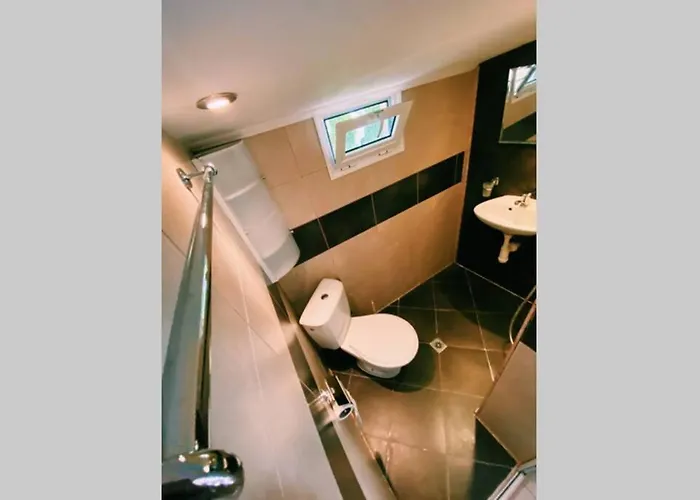 Cute Little House With A White Picket Fence Feriehus *