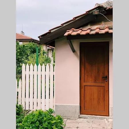 Будинок відпочинку Cute Little House With A White Picket Fence Бургас