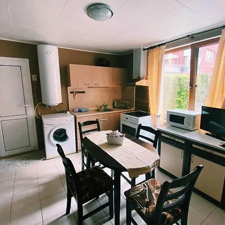 Cute Little House With A White Picket Fence Будинок відпочинку