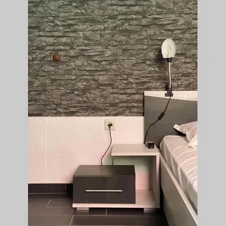 Cute Little House With A White Picket Fence Будинок відпочинку Бургас