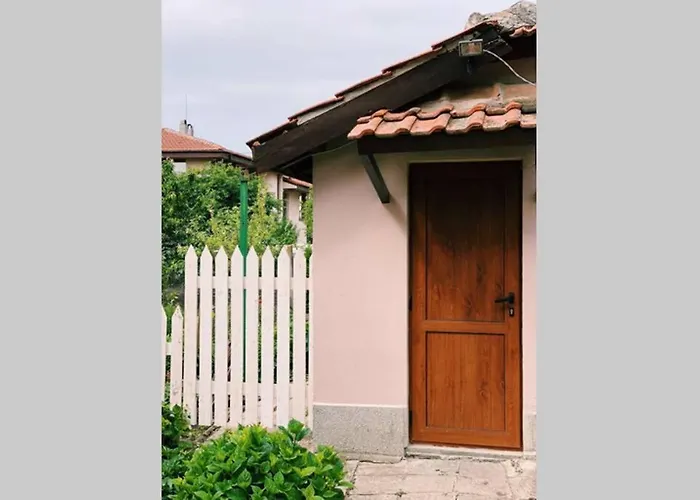 Ваканционна къща Cute Little House With A White Picket Fence Бургас