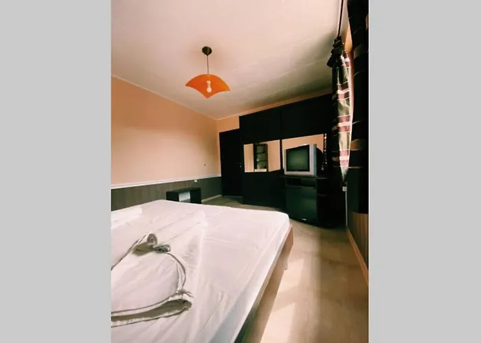 Cute Little House With A White Picket Fence Ваканционна къща